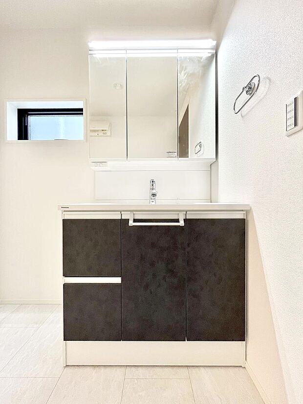 大きく見やすい三面鏡で清潔感ある洗面台は、身だしなみチェックや肌のお手入れにおすすめです。 