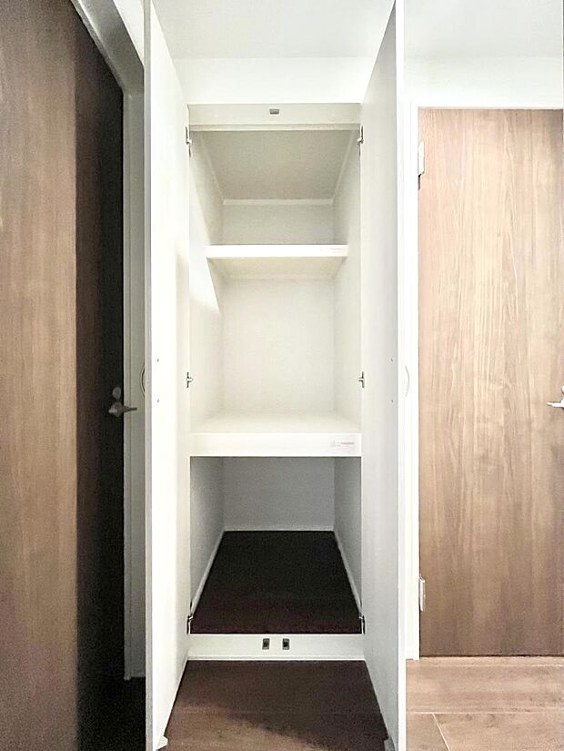 廊下収納。掃除道具や季節の小物を収納することができます。