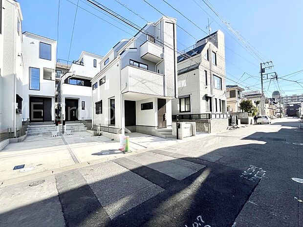 前面道路はきちんと整備されています  