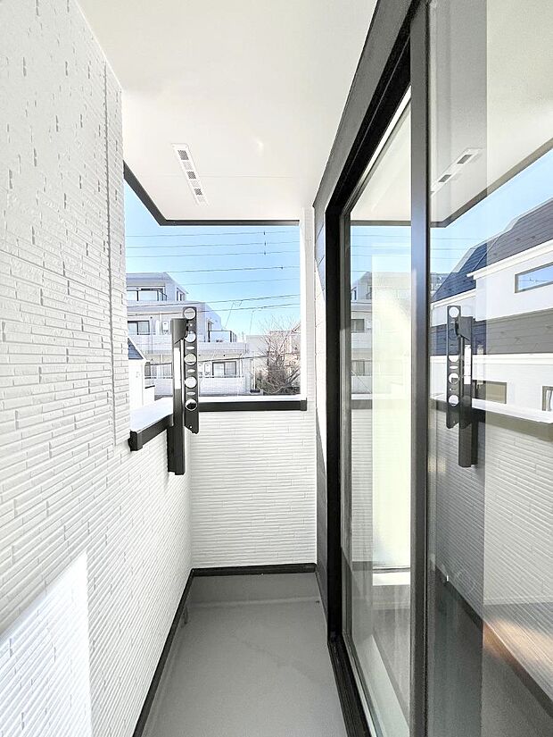 暖かな陽光が降り注ぐバルコニーはお洗濯におすすめ。爽やかな風も心地よいです。 