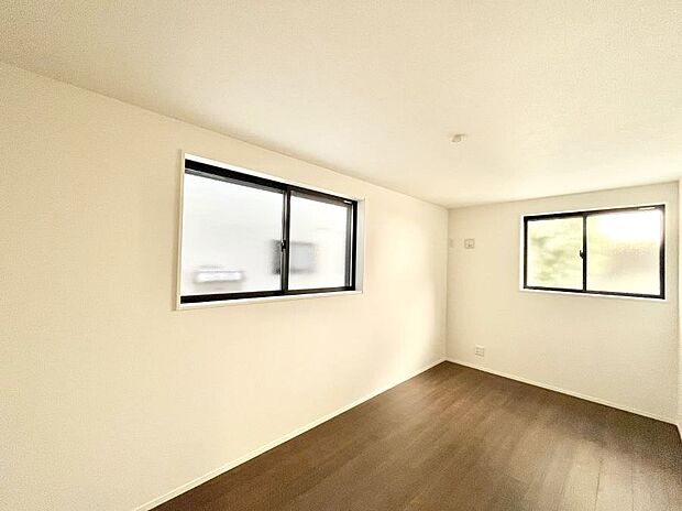 窓からのやさしい光が心地よいプライベートルーム  