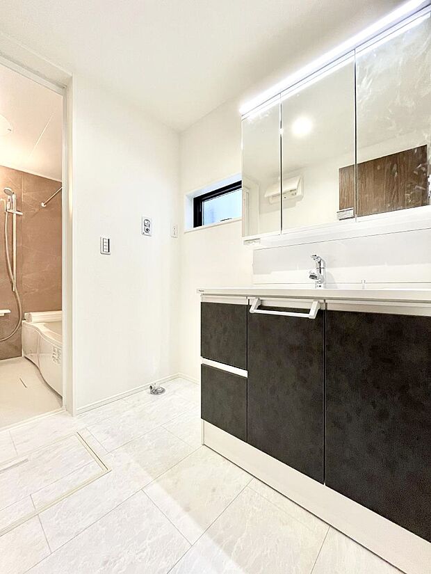 清潔感のある快適空間です。毎日の身支度も気持ち良くお使い頂けます。 