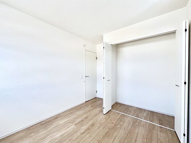 〜Bed Room〜　子供部屋はお子様にとって大変重な役割があります。子供一人で過ごす空間を与えることで、宿題や勉強時間も自然と増えまた自ら部屋の片付けや掃除なども促すことに繋がります。