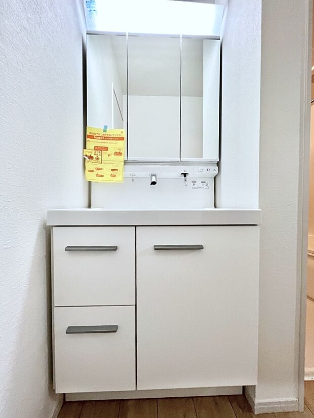 〜Dressing Room〜  清潔感溢れる色合いで統一されていると、スッキリと整った印象をうけます。  鏡の裏にはたっぷりと収納スペースを標準装備！  水廻りは、シンプルかつ機能性を重視して。