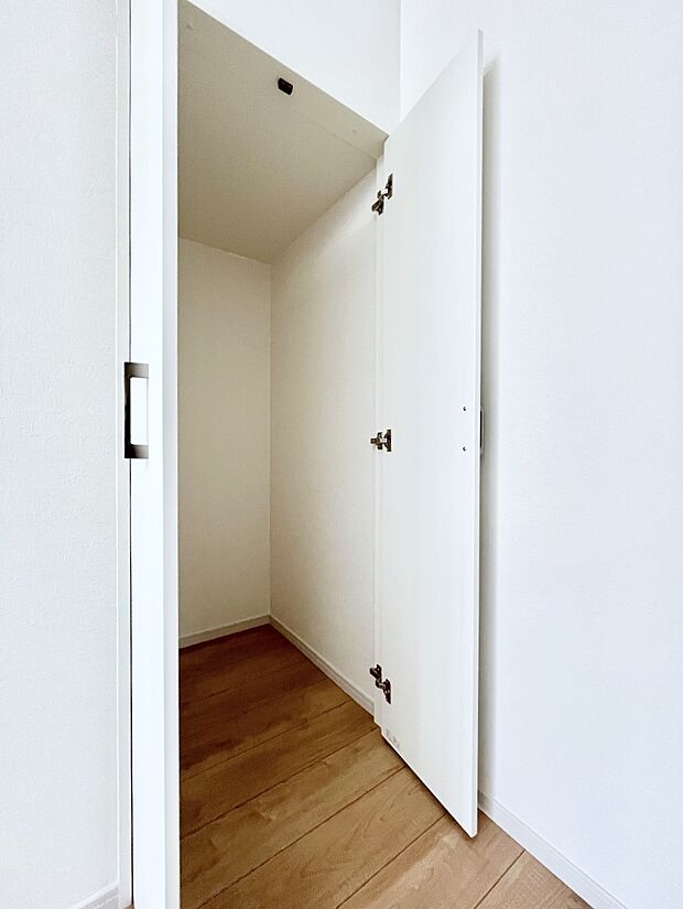 キッチンにはパントリー！食材のストックはもちろん、日用品の収納など使い方はいろいろ！