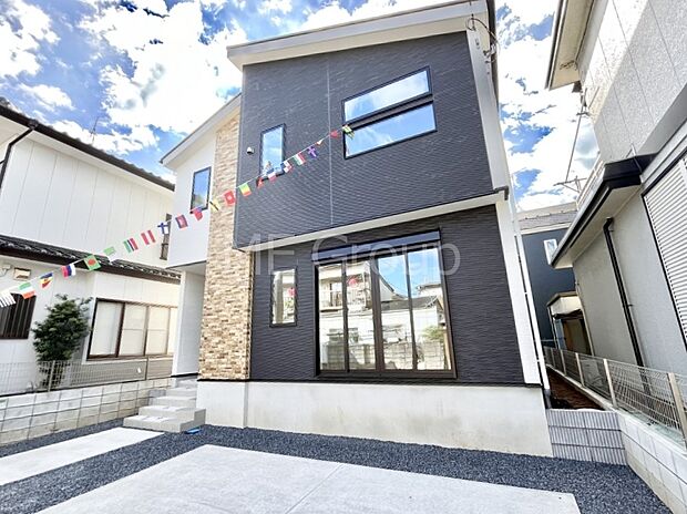 〜Exterior〜  閑静な住宅地で子育て家族にピッタリ。  毎日のお散歩も快適な緑に恵まれたエリアで、自然に包まれた穏やかな暮らしを実現するための、ゆとりある住環境が整っています。