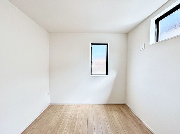 〜Bed Room〜　2面採光を確保した明るい室内は、風通しも良く、大変居心地の良い空間となっております。爽やかな風を感じて起きる朝は、快適生活の始まりに！日当たりや通風がとても良い住まい♪