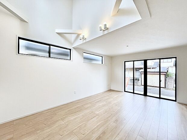 〜Living〜　豊かな陽光がこの場所を照らしだす。光溢れるこの空間はみんなの笑顔が集う場所、時を忘れ、つきることのないたわいもない会話を楽しむ時間、たくさんの思いが綴られる場所。