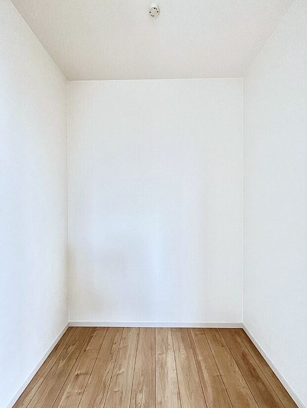 〜Walk-in Closet〜　必要なものやコーディネートを一覧して確認でき、身支度や準備が短時間で済むウォークインクローゼットを設置しました。家の中をすっきりとさせる便利な収納スペースです。