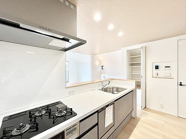 ゆとりあるキッチンではご家族と楽しくお料理ができます。