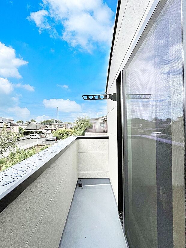 広々バルコニーでお洗濯物が気持ちよく乾きます。