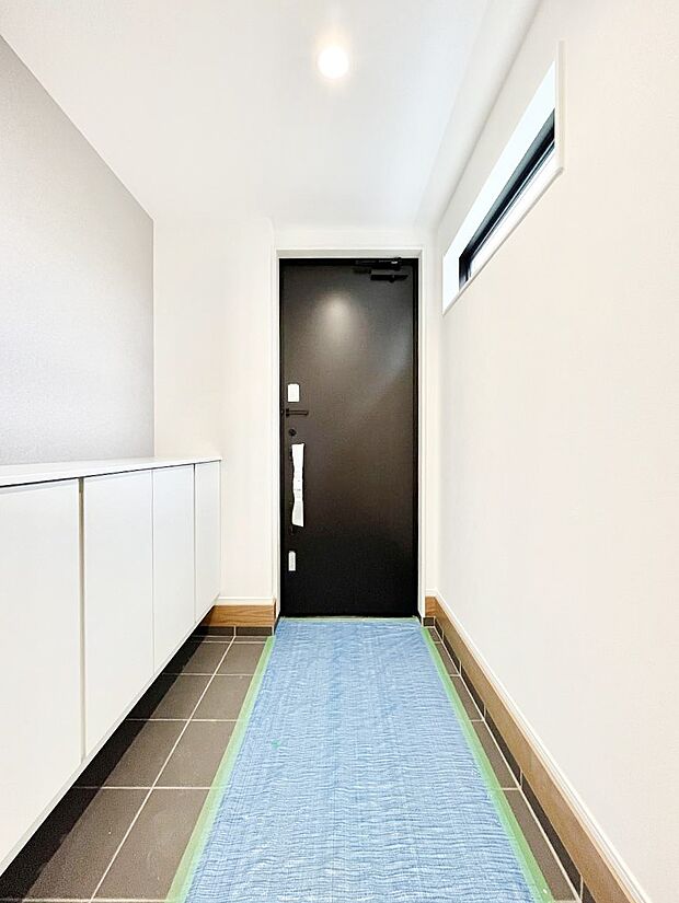 ◆1号棟◆〜Entrance〜　家の中でお客様を迎える最初の場所である玄関は、家の印象そのものです！豊富な玄関収納で、常に綺麗に保つことが出来ます♪玄関にはたっぷり収納の下駄箱を完備！