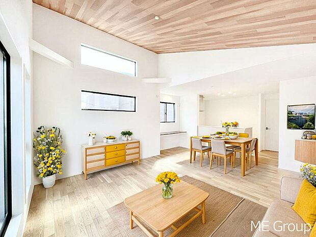 ◆1号棟◆〜Living〜　日当たりのいい2階リビングはプライベート性も高く、落ち着いて暮らせます。ゆとりある暮らしと心地よい住環境が紡ぐ贅沢な時間をご家族みんなでお過ごし下さい。　※家具はCGです