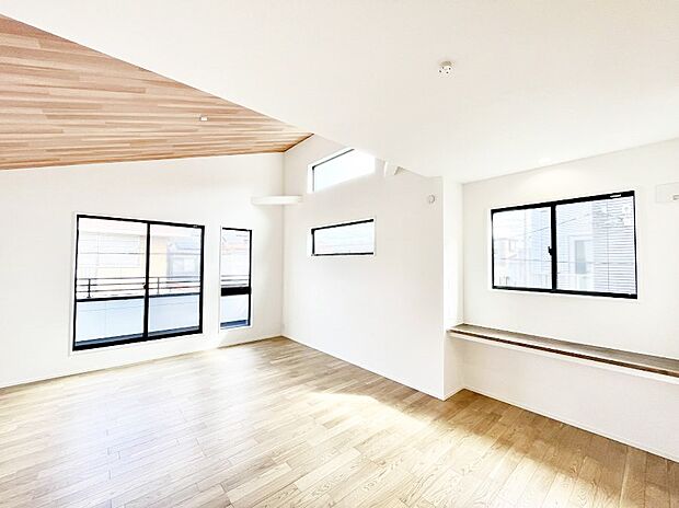 ◆1号棟◆〜Living〜　飽きの来ないシンプルでおしゃれなLDK。大きな窓から日差しが差し込むので室内も明るく、家族の憩いの場としてピッタリです。開放感と日当たりの良さを是非ご覧ください！