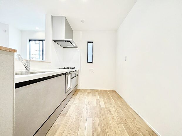 ◆1号棟◆〜Kitchen〜　自然光が入る窓のあるキッチン☆毎日使う場所だからこそ、使い勝手を考慮しました。ゆったりとしたキッチンコーナーは質感豊かな仕上がりとなっております。