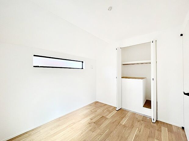 ◆1号棟◆〜Bed Room〜  全居室には収納クローゼットを完備！普段使いのお洋服や小物はもちろん、季節物のお洋服などもしっかりと整理整頓おしまい頂けます。  居室空間を広く使用できますね。