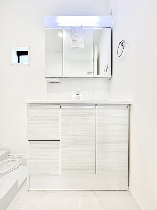 ◆1号棟◆〜Dressing Room〜　十分な大きさの洗面台は収納もさる事ながら、身だしなみチェックや歯磨きなど、朝の慌ただしい時間でもホテルライクなスペースで余裕とゆとりを感じて頂けます。