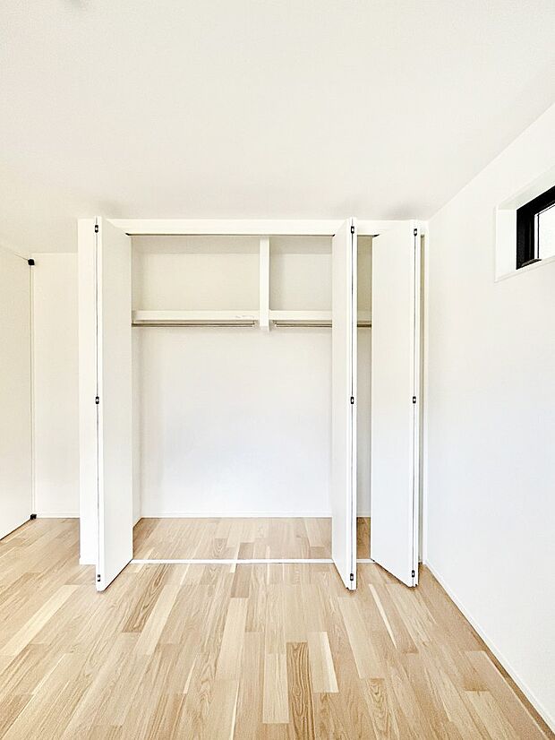 ◆1号棟◆〜Closet〜　壁面クローゼットがあればタンスを置く必要がなく、出っ張りのないスッキリ空間を維持できます。限られたスペースを有効に活用できそう。衣類や趣味の品などたっぷり収納出来ますね♪