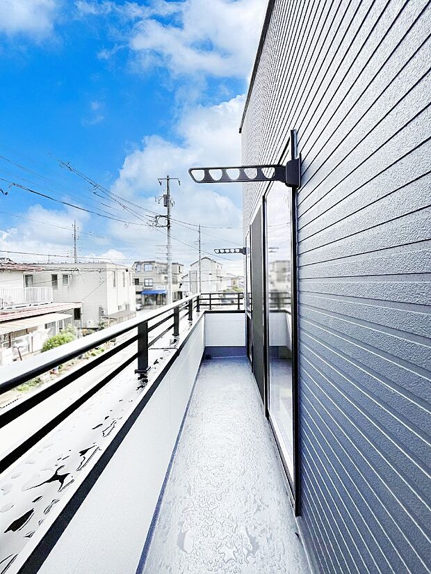 ◆1号棟◆〜Balcony〜  バルコニーは温かい陽がさしこみ、お布団や洗濯物を気持ちよく干すことができます。  使いやすく開放的なバルコニーです♪陽ざしがたっぷり降り注ぐ、バルコニー付き住まい。  