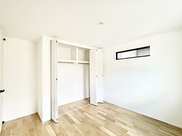 ◆1号棟◆〜Bed Room〜　木の温もりがやさしいフローリングは安らぎをもたらすプライベート空間。明るめのフローリングですので、壁紙ともマッチし、お部屋を更に広く見せてくれる効果も。