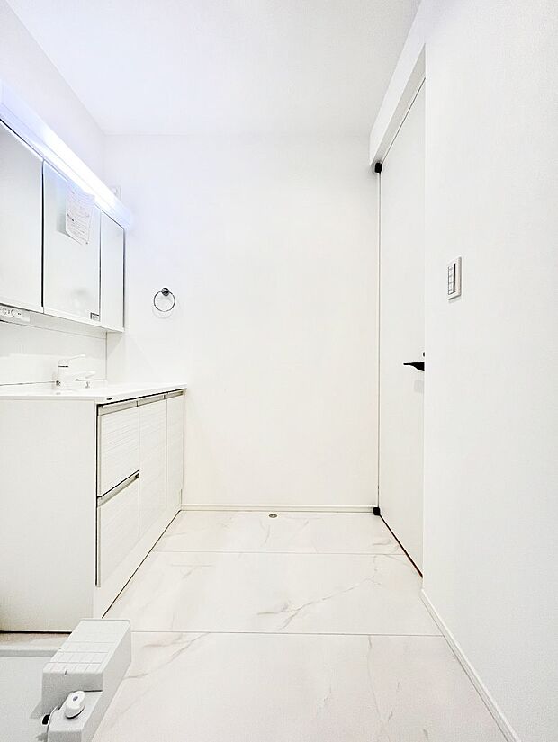 ◆1号棟◆〜Dressing Room〜　清潔感溢れる色合いで統一されていると、スッキリと整った印象をうけます。鏡の裏にはたっぷりと収納スペースを標準装備！清潔感を第一にシンプルに心地よく。