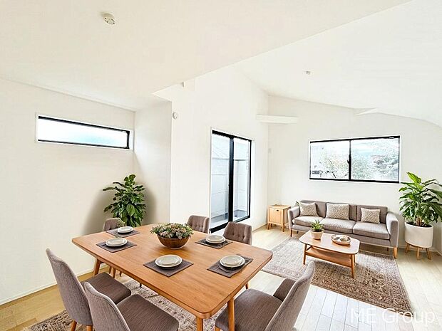 ご家族の賑やかな話し声で包まれる明るいリビング ※家具はCGです