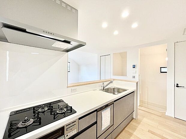 ◆3号棟◆〜Kitchen〜 「さぁ今日は何を作ろう」こんなキッチンなら思いっきり料理ができちゃいます。キッチンからはリビングが一望できます。家族がつながるお家がここにございます。