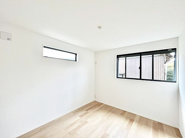 ◆3号棟◆〜Bed Room〜 2面採光を確保した明るい室内は、風通しも良く、大変居心地の良い空間となっております。爽やかな風を感じて起きる朝は、快適生活の始まりに!日当たりや通風がとても良い住まい♪