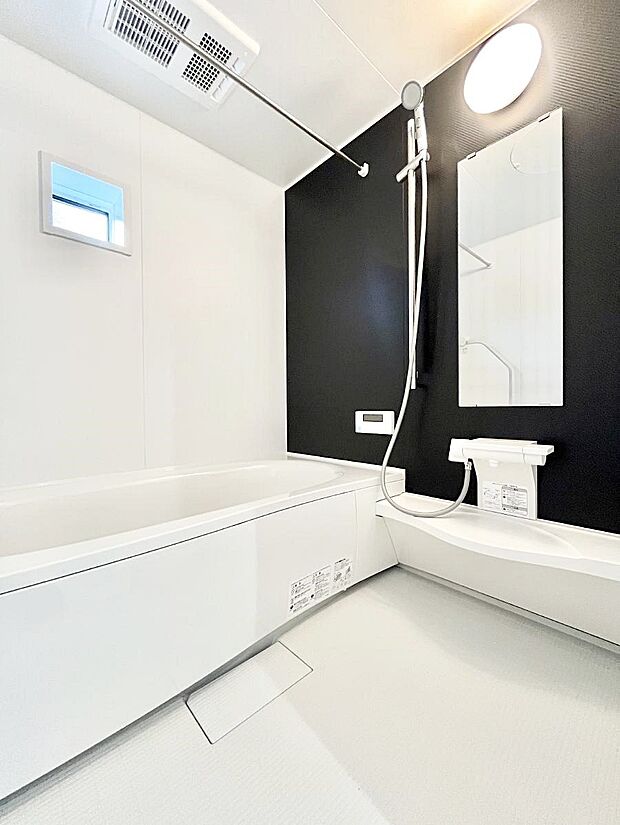 ◆3号棟◆〜Bath Room〜 足を伸ばして入浴することが可能!一日の疲れを癒す貴重なバスタイムです。お子様とご一緒でも十分な広さなので、リビングとは違った家族団欒のひと時をお楽しみいただけます。