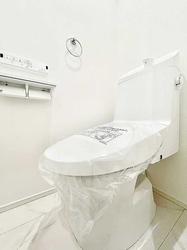 ◆3号棟◆〜Toilet〜 綺麗・スッキリ・快適なウォシュレット付トイレでくつろげる空間です。採光もあり明るく、快適空間となっております♪毎日使う場所だからこその配慮です!
