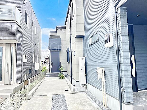 ◆3号棟◆〜Exterior〜 毎日のお散歩も快適な緑に恵まれた閑静な住宅地は、伸び伸びスローライフを叶えてくれます。自然豊富な季節の移ろいを身近に感じられる、子育てに適した環境です。