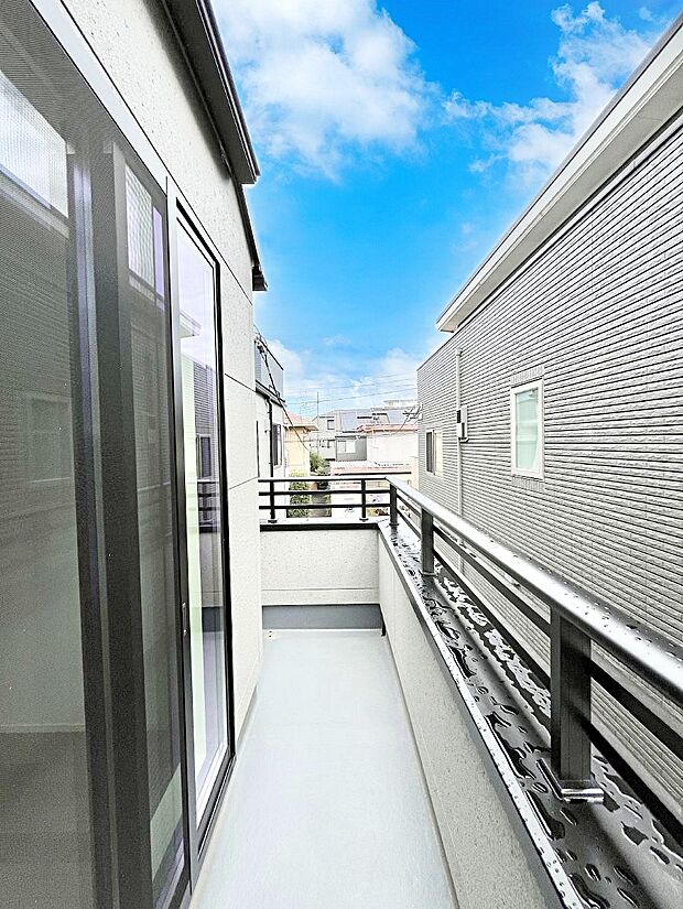 ◆3号棟◆〜Balcony〜 大きな空に囲まれた気持ちのいい家。バルコニーを覗くだけで圧倒的な開放感に包まれます。バルコニーは陽がさしこみお布団や洗濯物を気持ちよく干すことができます。