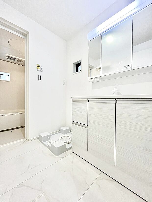 ◆3号棟◆〜Dressing Room〜 明るく清潔感溢れるパウダールーム。毎日使う場所だからこそ、快適な空間となっております。シャンプードレッサーを採用しておりますので、朝シャンも手軽に出来ます。