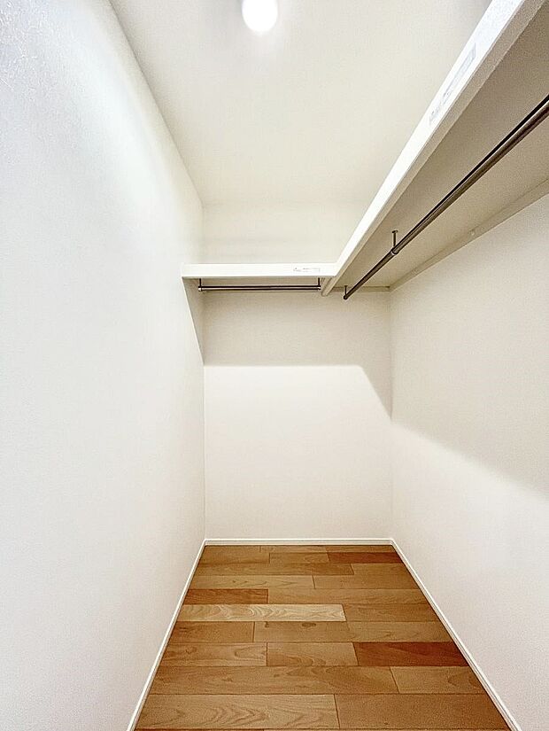◆3号棟◆〜Walk-in Closet〜 たくさんの洋服をかけてもシワになりにくいウォークインクローゼット。洋服以外にも、普段使わない家電やスーツケース、ストック品など何でも片付く嬉しい空間です。