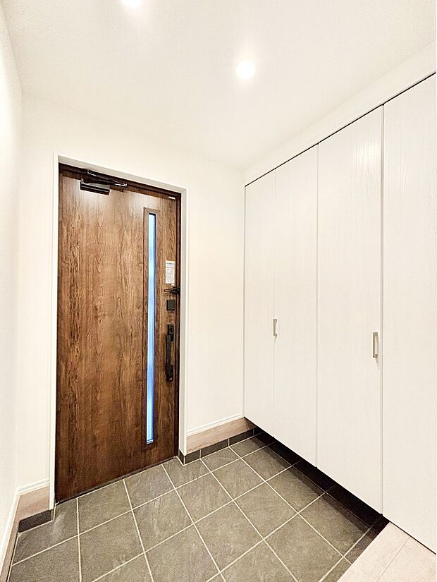 〜Entrance〜　玄関は家の顔といわれますが我が家のセンスをさりげなく感じさせる魅力ある玄関造りも楽しみの一つ。帰宅する度に家族がほっとできる心地よい空間造りも大切ですね♪