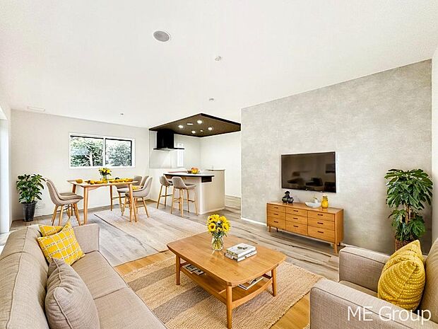 〜Living〜 飽きの来ないシンプルでおしゃれなLDK。大きな窓から日差しが差し込むので室内も明るく、家族の憩いの場としてピッタリです。開放感と日当たりの良さを是非ご覧ください! ※家具はCGです