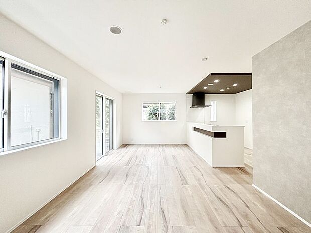 ~Living~ 豊かな陽光がこの場所を照らしだす。 光溢れるこの空間はみんなの笑顔が集う場所、時を忘れ、つきることのないたわいもない会話を楽しむ時間、たくさんの思いが綴られる場所。