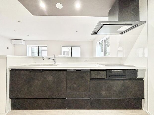 ~Kitchen~ 会話が弾むリビング、料理が愉しくなるキッチン。家は、ただ生活する場ではなく、暮らしを愉しく、快適にする場所。笑顔の毎日、安らぎの日々のために、最新の設備・仕様を採用。