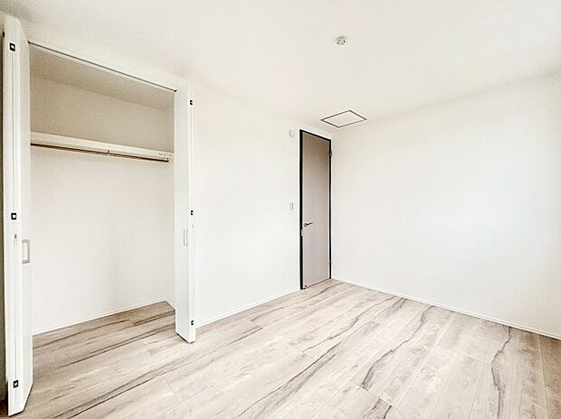 〜Bed Room〜  居室には収納クローゼットを完備！普段使いのお洋服や小物はもちろん、季節物のお洋服などもしっかりと整理整頓おしまい頂けます。  居室空間を広く使用できますね。