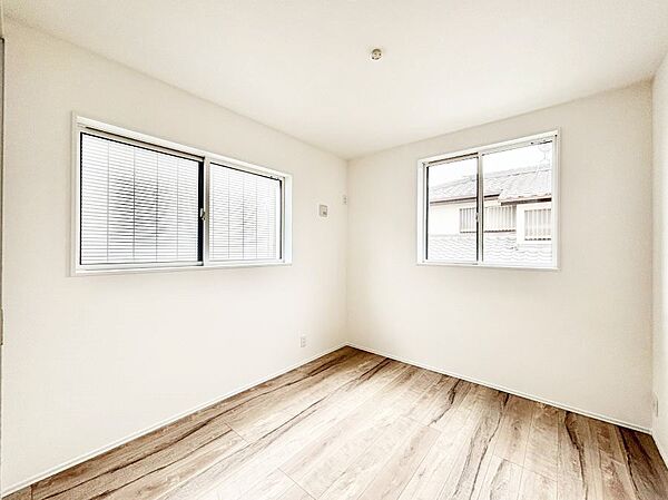 ～Bed Room～　2面採光を確保した明るい室内は、風通しも良く、大変居心地の良い空間となっております。爽やかな風を感じて起きる朝は、快適生活の始まりに！日当たりや通風がとても良い住まい♪
