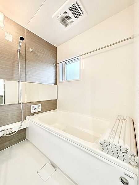 ～Bath Room～　落ち着いた雰囲気の浴室で明日に向けてリフレッシュ。浴室乾燥機能も付いているので隣の洗濯機置き場で洗い上がった洗濯物を、雨の日も天気を気にせず乾燥させることも可能です。