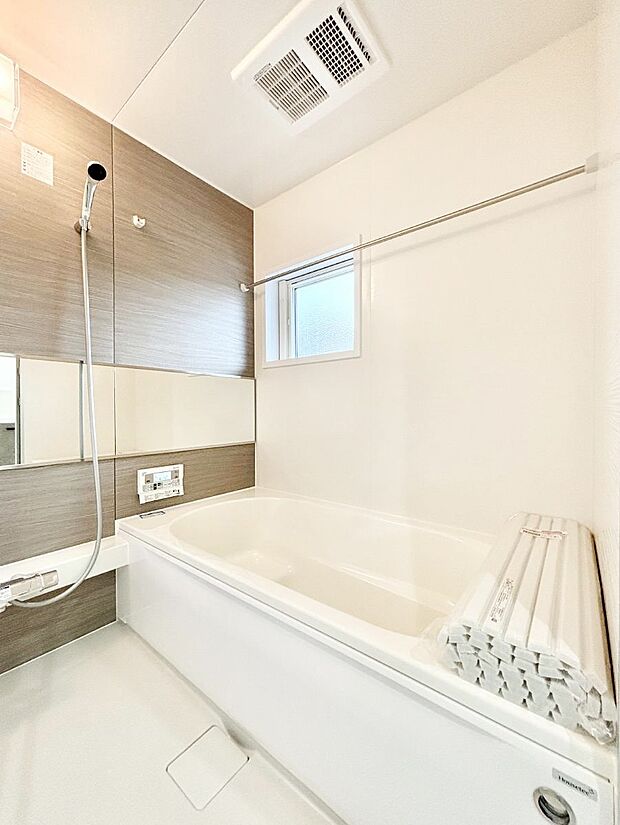 ~Bath Room~ 落ち着いた雰囲気の浴室で明日に向けてリフレッシュ。浴室乾燥機能も付いているので隣の洗濯機置き場で洗い上がった洗濯物を、雨の日も天気を気にせず乾燥させることも可能です。
