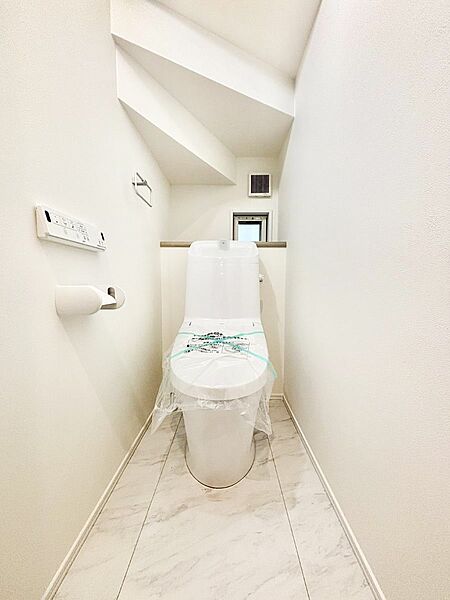 ～Toilet～　綺麗・スッキリ・快適なウォシュレット付トイレでくつろげる空間です。トイレは毎日使わざるを得ないもの。いつも清潔を保ちたいですね。トイレが2ヶ所あるので朝の混雑時に便利です！
