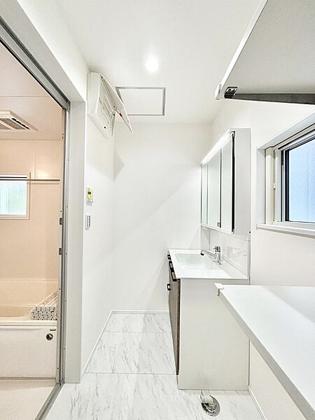 ～Dressing Room～　明るく清潔感溢れるパウダールーム。毎日使う場所だからこそ、快適な空間となっております。シャンプードレッサーを採用しておりますので、朝シャンも手軽に出来ます。