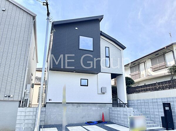 ～Exterior～  一戸建ての大きなメリットは、自分達の「土地」を「自由に」使える事です。  ガーデニングやＤＩＹ，車やバイクの趣味など様々な用途で利用できます。