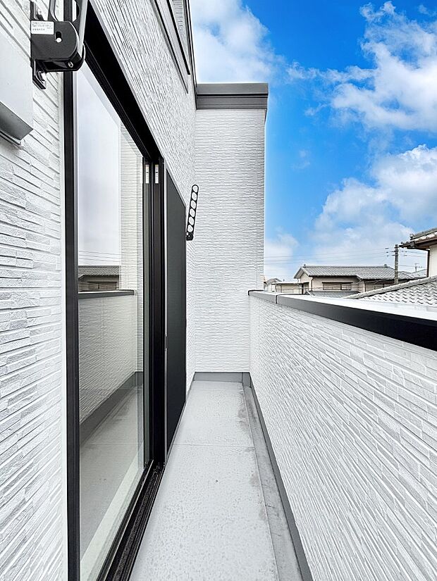 〜Balcony〜  バルコニーは温かい陽がさしこみ、お布団や洗濯物を気持ちよく干すことができます。  使いやすく開放的なバルコニーです♪陽ざしがたっぷり降り注ぐ、バルコニー付き住まい。  