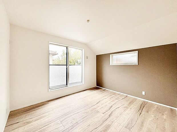 ~Bed Room~ 2面採光を確保した明るい室内は、風通しも良く、大変居心地の良い空間となっております。爽やかな風を感じて起きる朝は、快適生活の始まりに!日当たりや通風がとても良い住まい♪