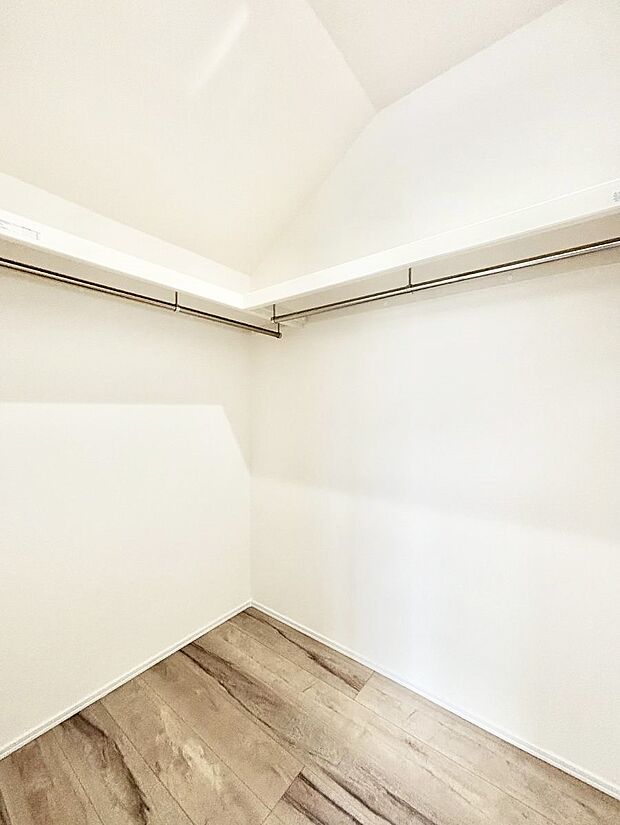 〜Walk-in Closet〜 たくさんの洋服をかけてもシワになりにくいウォークインクローゼット。洋服以外にも、普段使わない家電やスーツケース、ストック品など何でも片付く嬉しい空間です。
