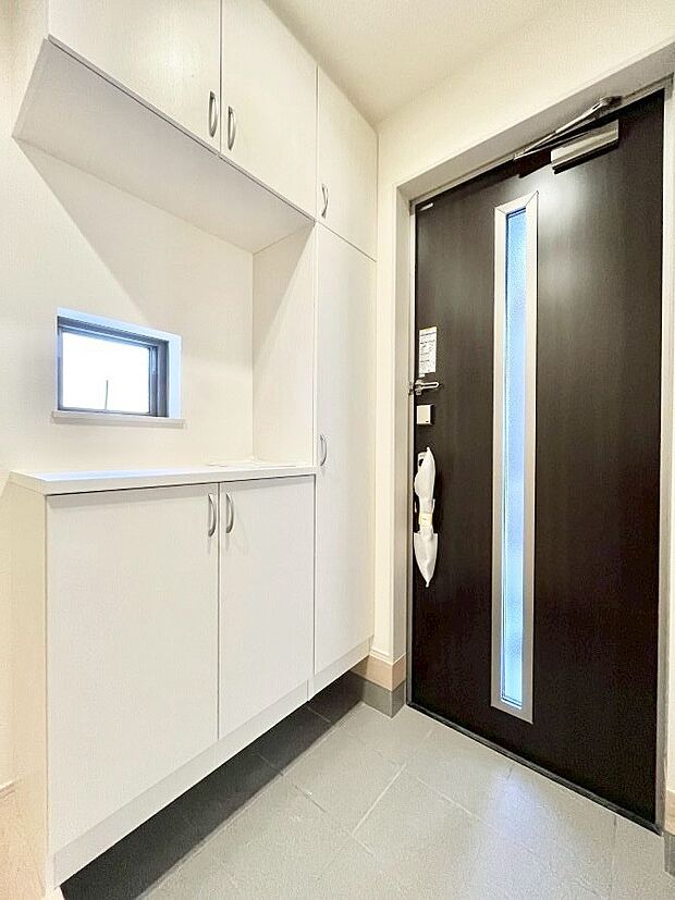 ◆A号棟◆〜Entrance〜　家の中でお客様を迎える最初の場所である玄関は、家の印象そのものです！豊富な玄関収納で、常に綺麗に保つことが出来ます♪玄関にはたっぷり収納の下駄箱を完備！