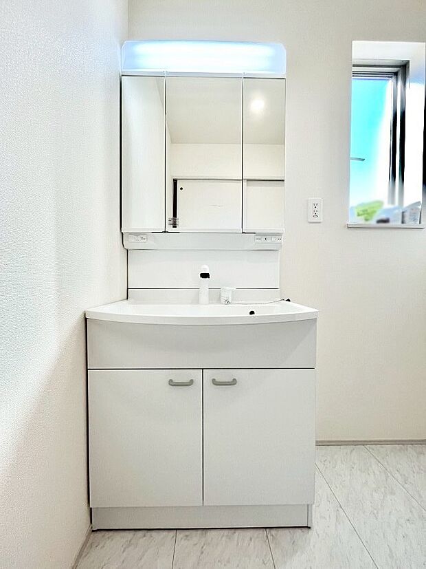 ◆A号棟◆〜Dressing Room〜  清潔感溢れる色合いで統一されていると、スッキリと整った印象をうけます。鏡の裏にはたっぷりと収納スペースを標準装備！水廻りは、シンプルかつ機能性を重視して。